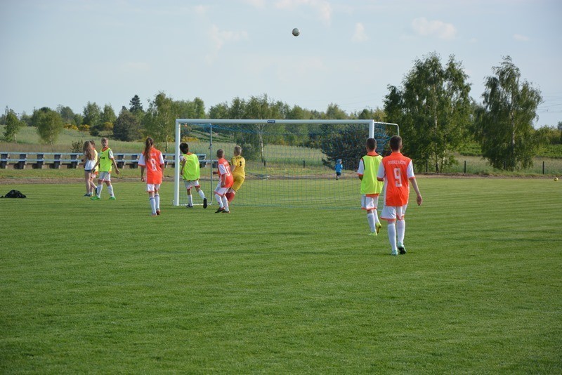 jubileusz V lecia szkółki piłkarskiej GOKSir w Lipcach Reymontowskich 21 maja 31
