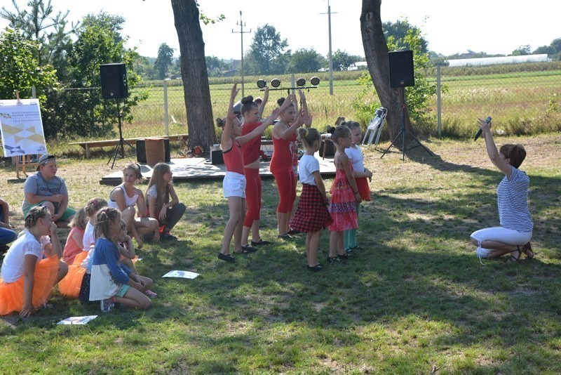 pokaz finałowy warsztatów tanecznych z 5 sołectw - Lipce Reymonotwskie Mszadla Wola Drzewiecka Drzewce i Chlebów 2